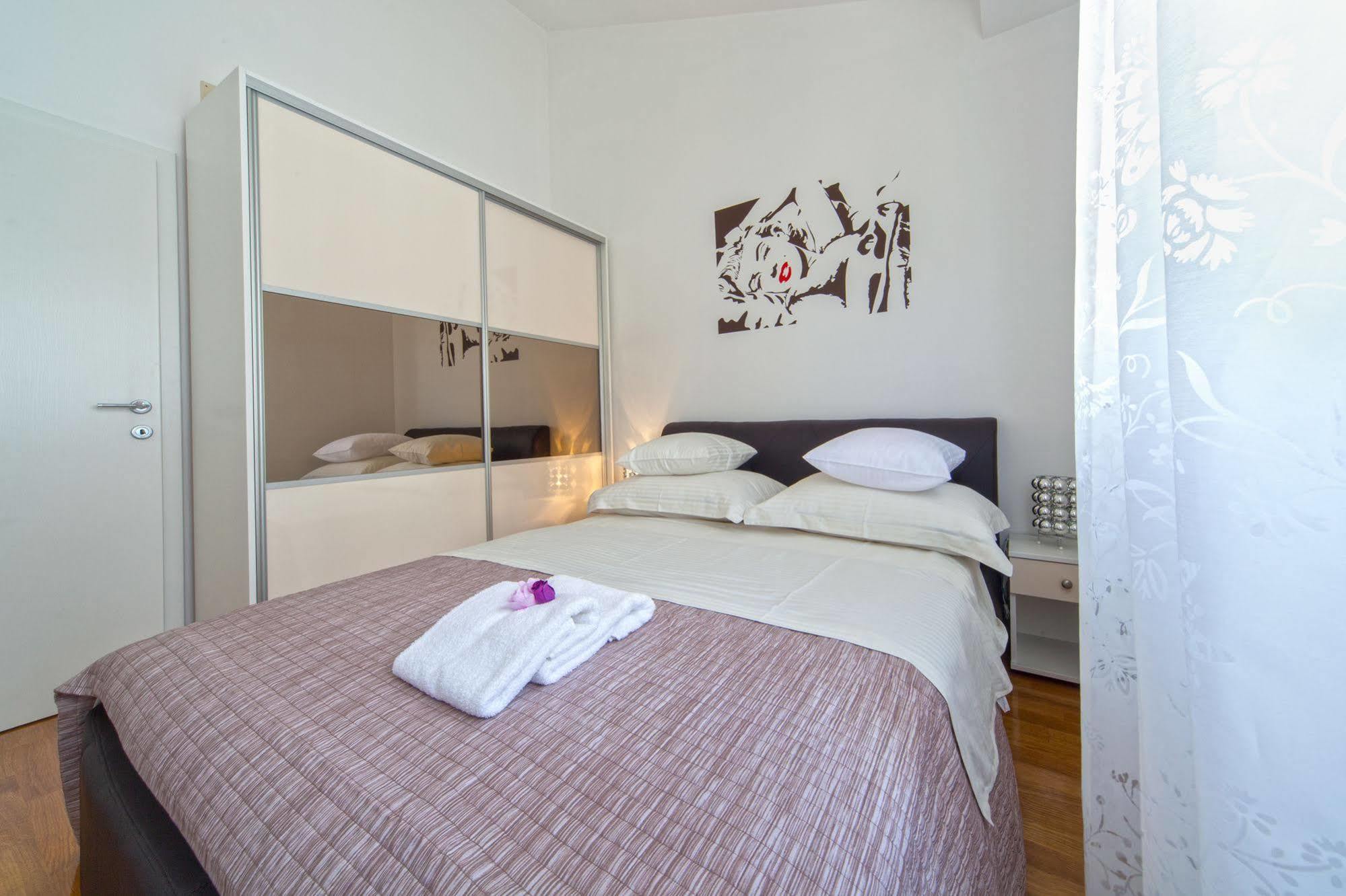 Madrugada Apartments Stari Grad  Buitenkant foto