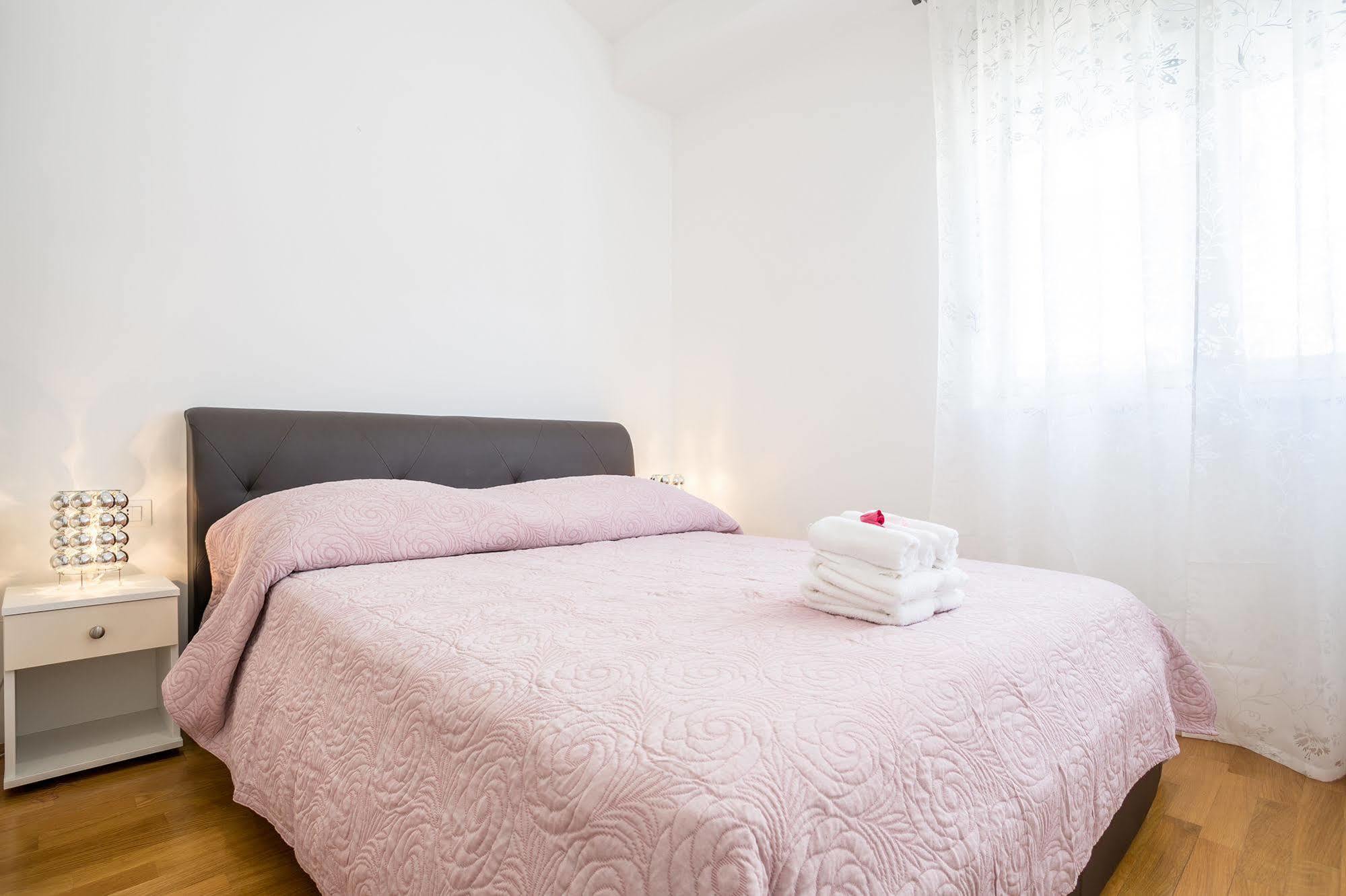 Madrugada Apartments Stari Grad  Buitenkant foto
